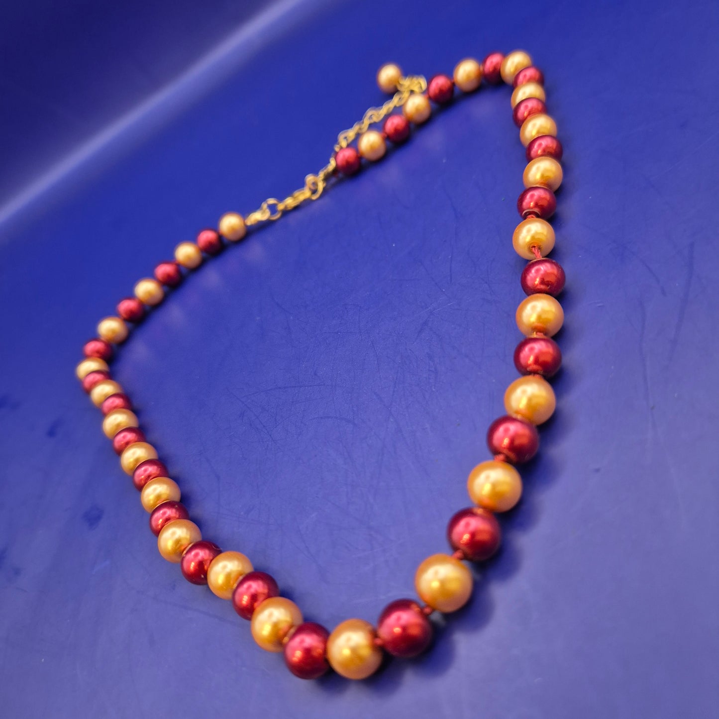 Elegante Damen Perlen Kette in Rot und Gold – Stilvolles Design