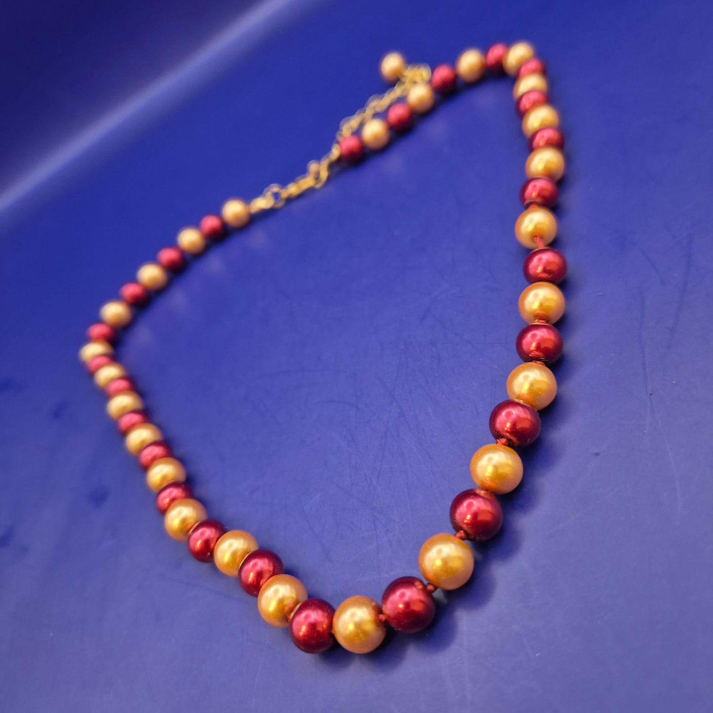 Elegante Damen Perlen Kette in Rot und Gold – Stilvolles Design
