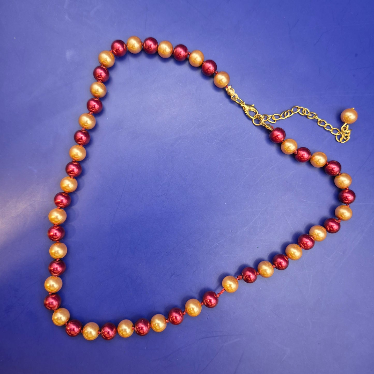Elegante Damen Perlen Kette in Rot und Gold – Stilvolles Design