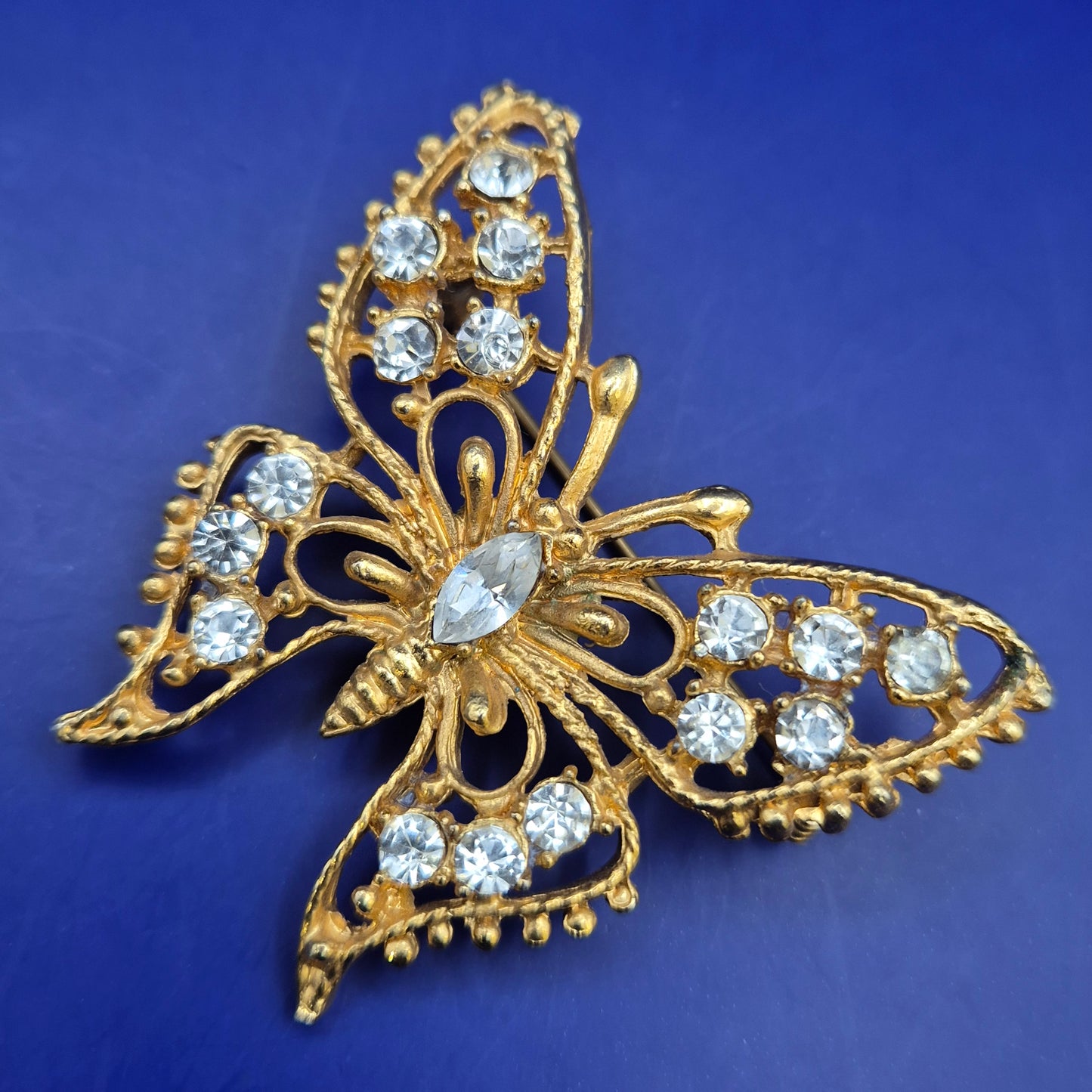 Edle Vintage Schmetterling Brosche – Goldfarben mit Strass Steinen