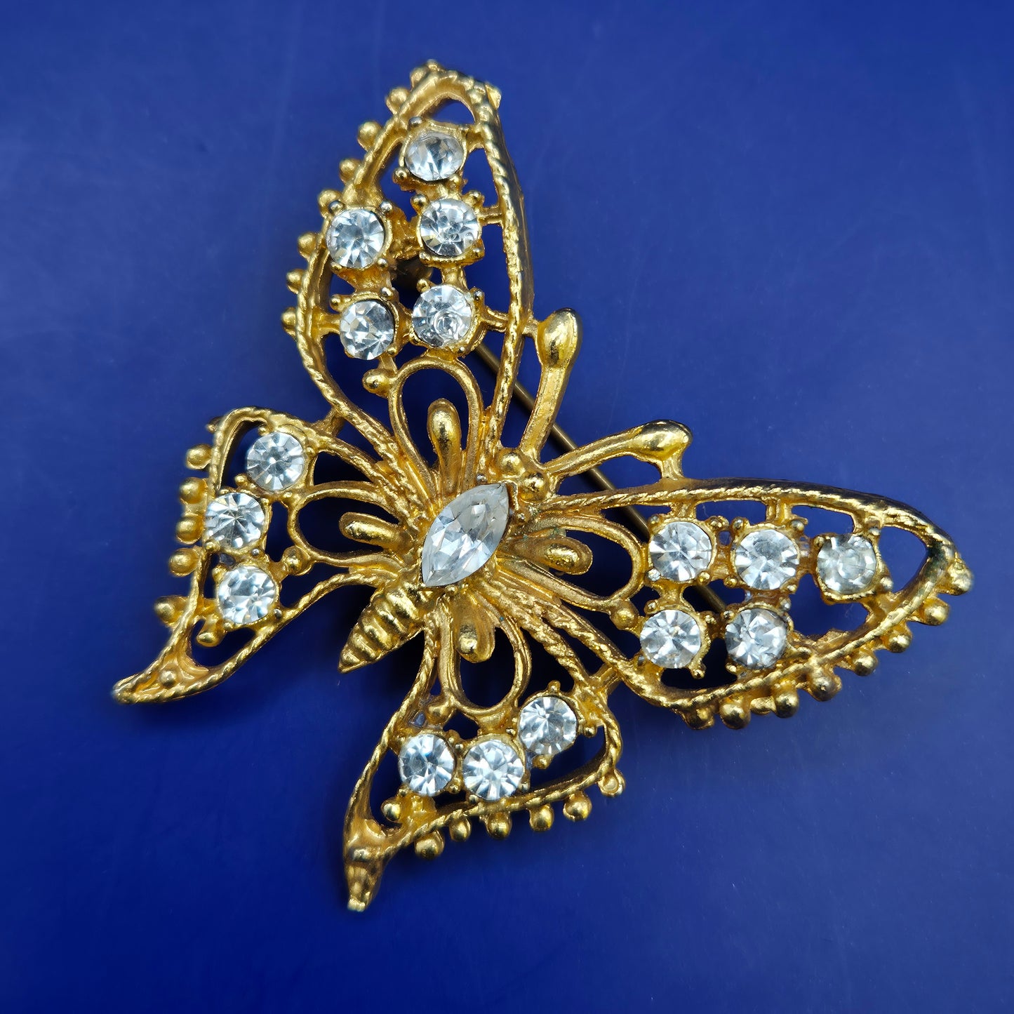 Edle Vintage Schmetterling Brosche – Goldfarben mit Strass Steinen