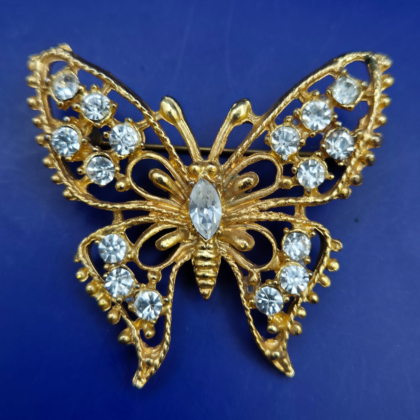 Edle Vintage Schmetterling Brosche – Goldfarben mit Strass Steinen