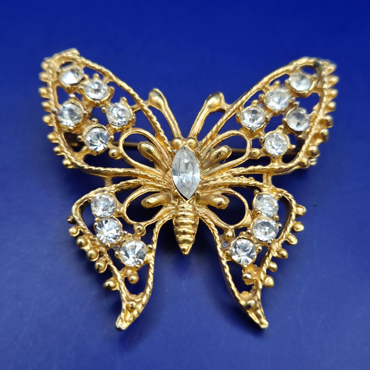 Edle Vintage Schmetterling Brosche – Goldfarben mit Strass Steinen