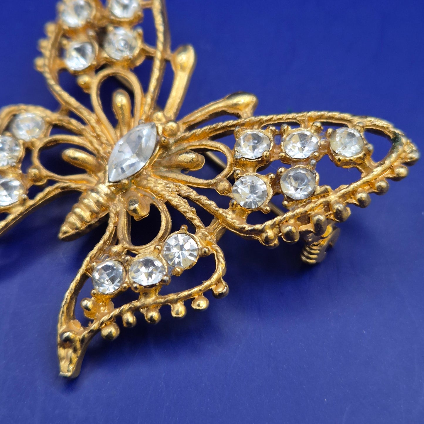 Edle Vintage Schmetterling Brosche – Goldfarben mit Strass Steinen