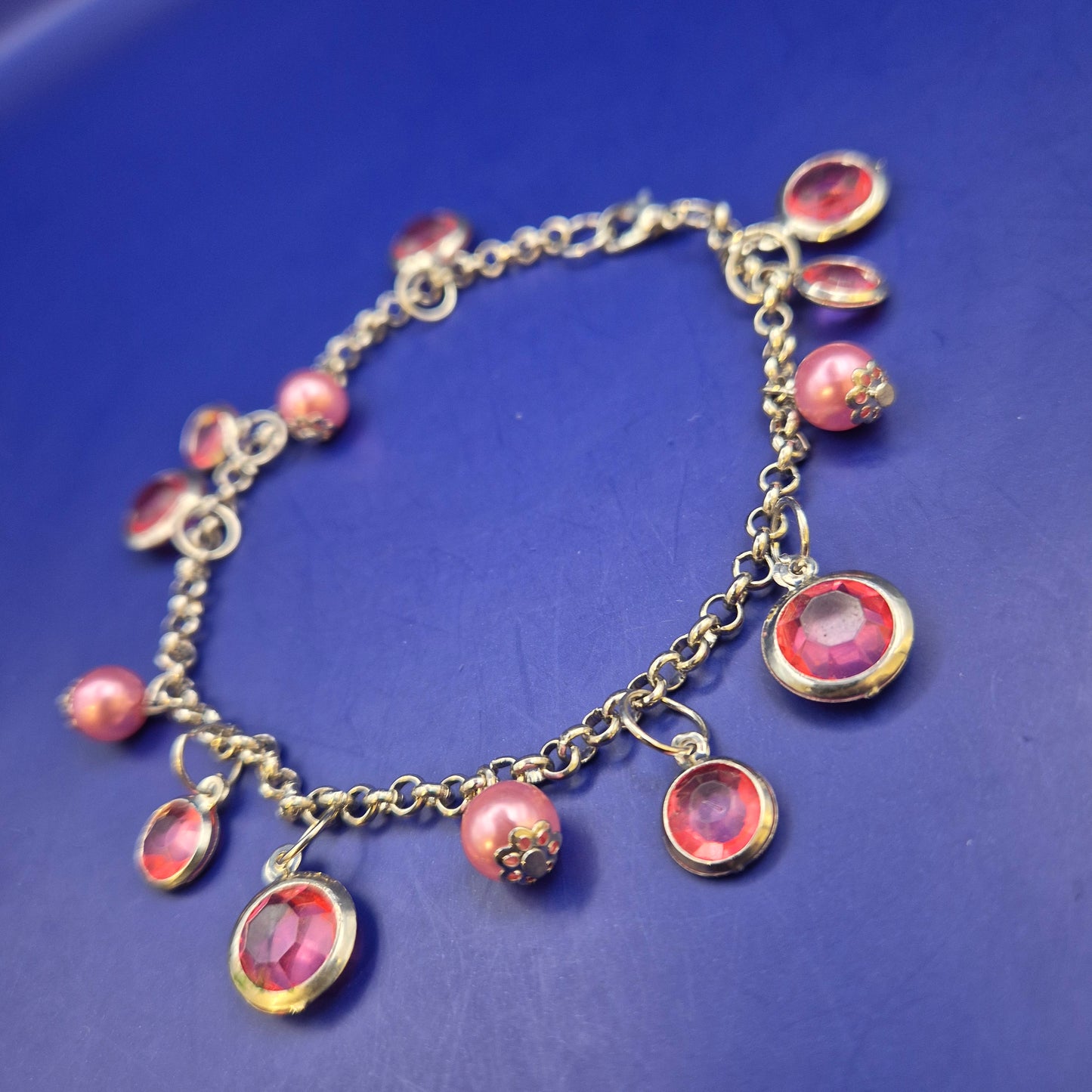 Verspieltes Damen Armband mit pinken Elementen – Elegantes Schmuckstück