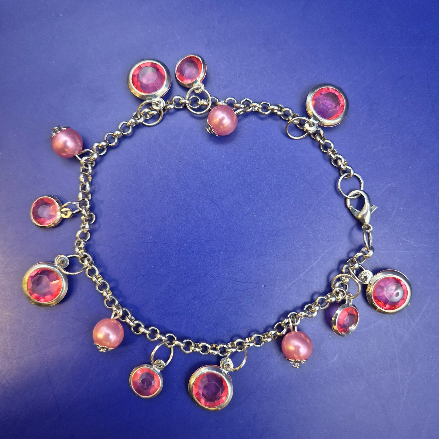 Verspieltes Damen Armband mit pinken Elementen – Elegantes Schmuckstück
