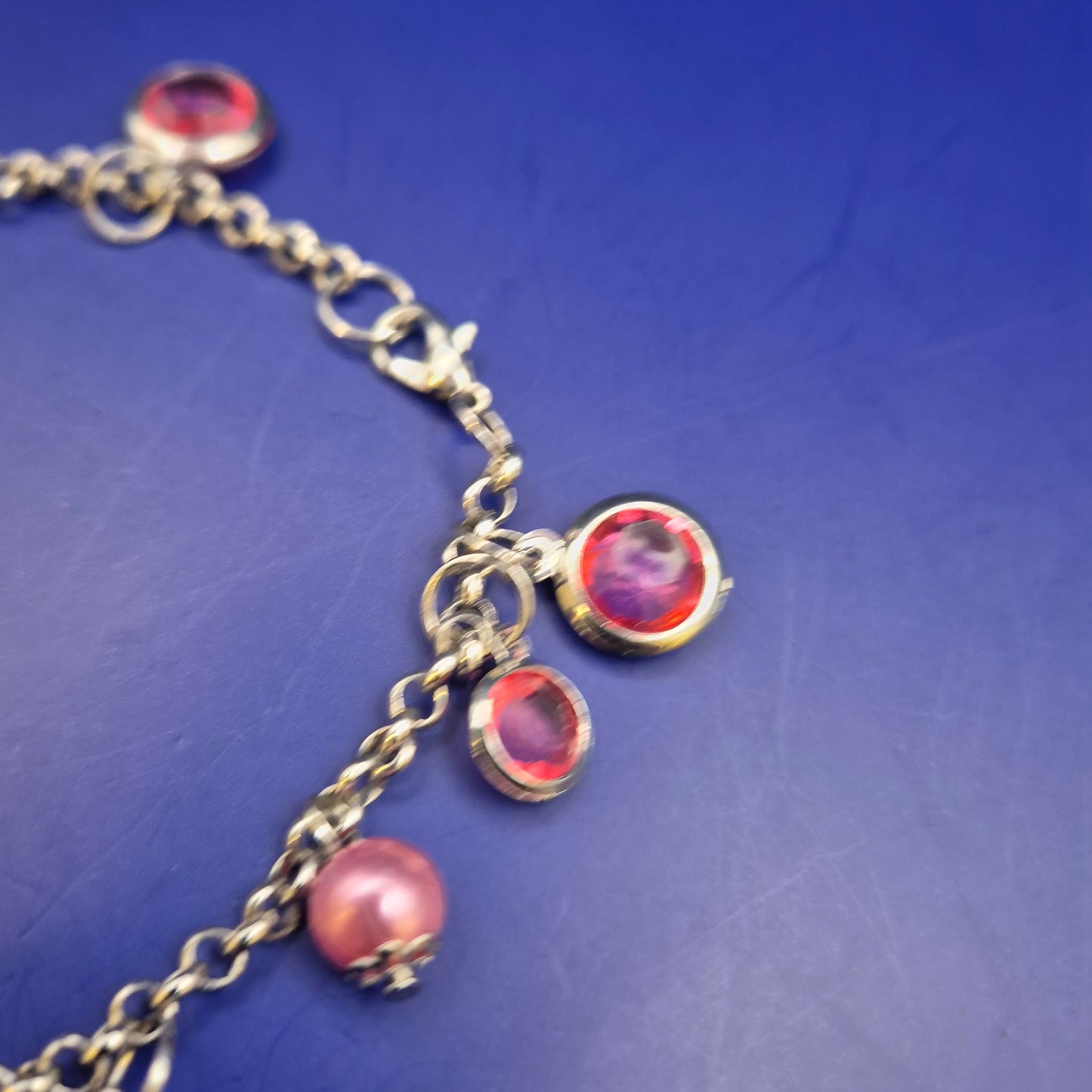 Verspieltes Damen Armband mit pinken Elementen – Elegantes Schmuckstück