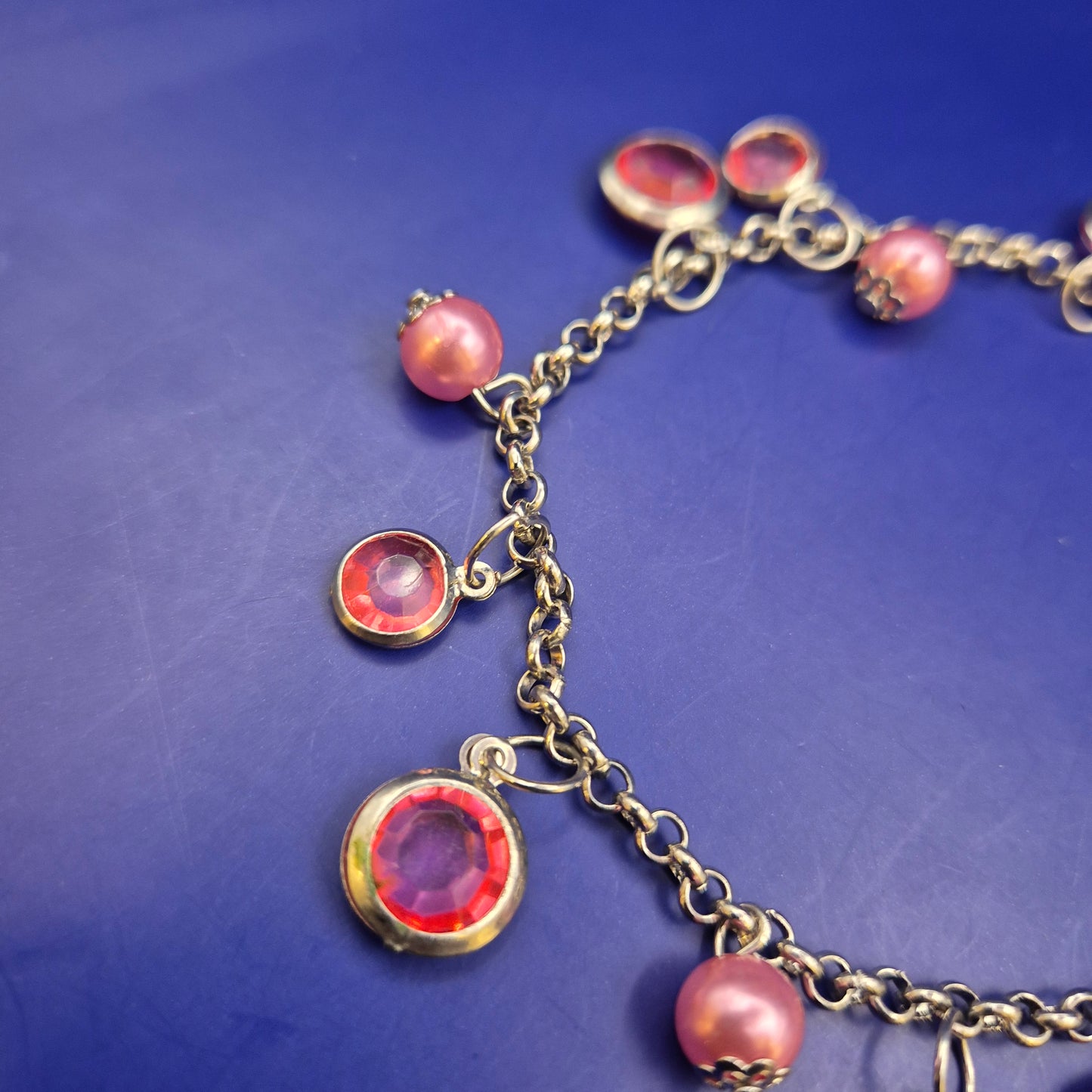 Verspieltes Damen Armband mit pinken Elementen – Elegantes Schmuckstück