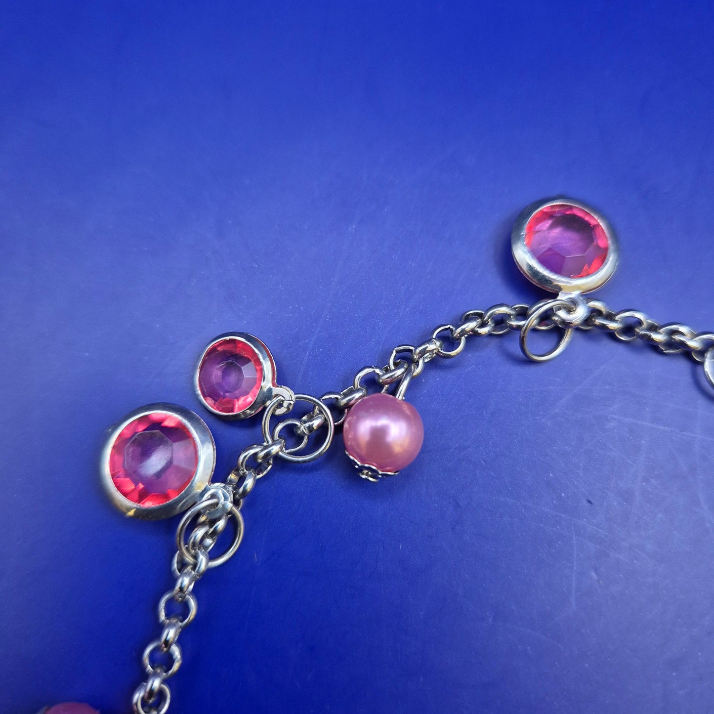 Verspieltes Damen Armband mit pinken Elementen – Elegantes Schmuckstück