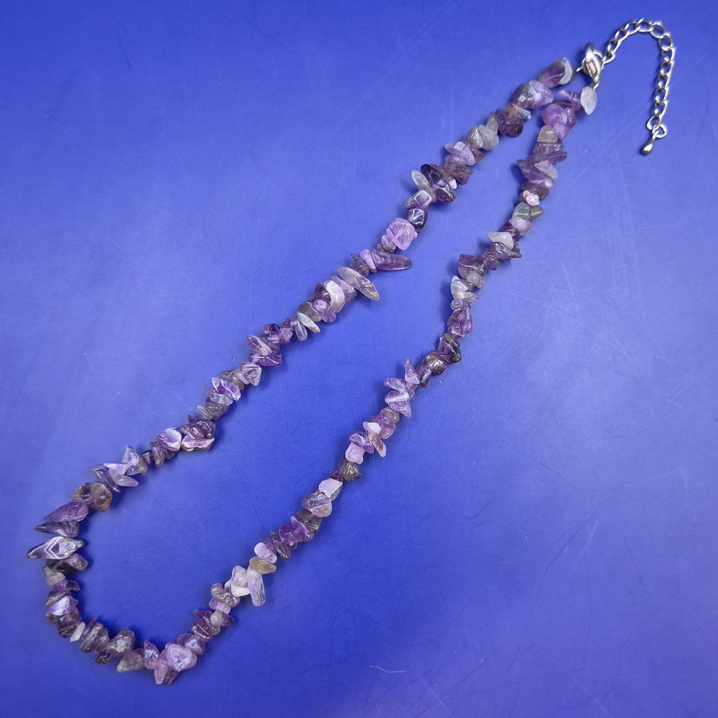Stilvolle Amethyst Splitterkette – Naturstein Hals Kette in Violett