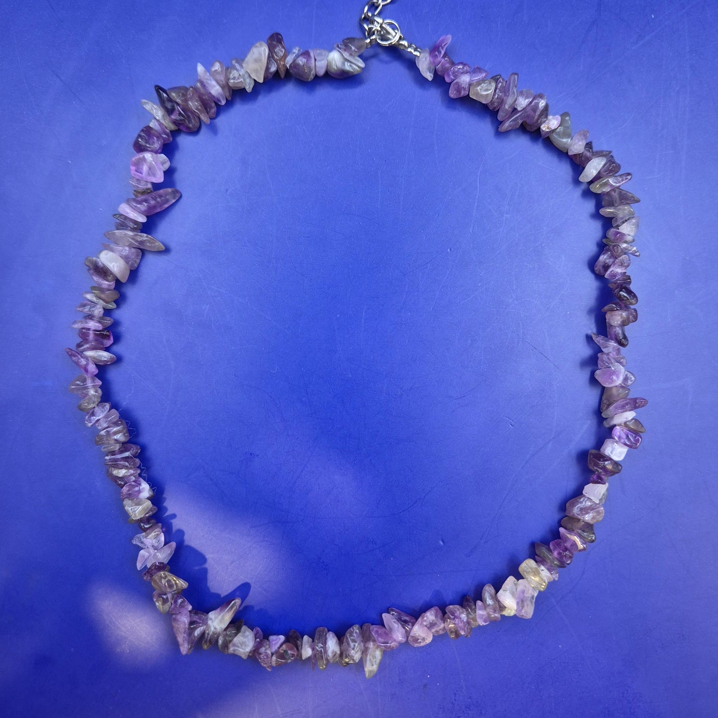 Stilvolle Amethyst Splitterkette – Naturstein Hals Kette in Violett