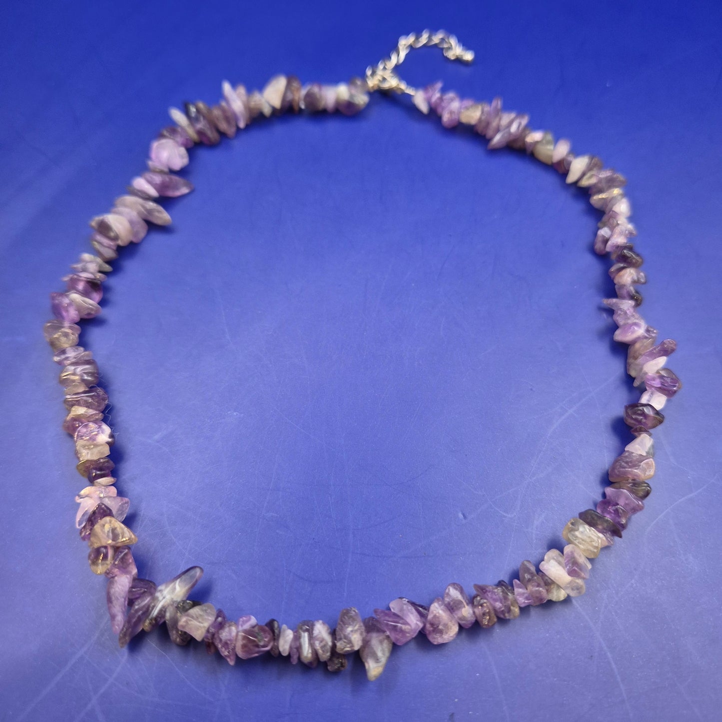 Stilvolle Amethyst Splitterkette – Naturstein Hals Kette in Violett