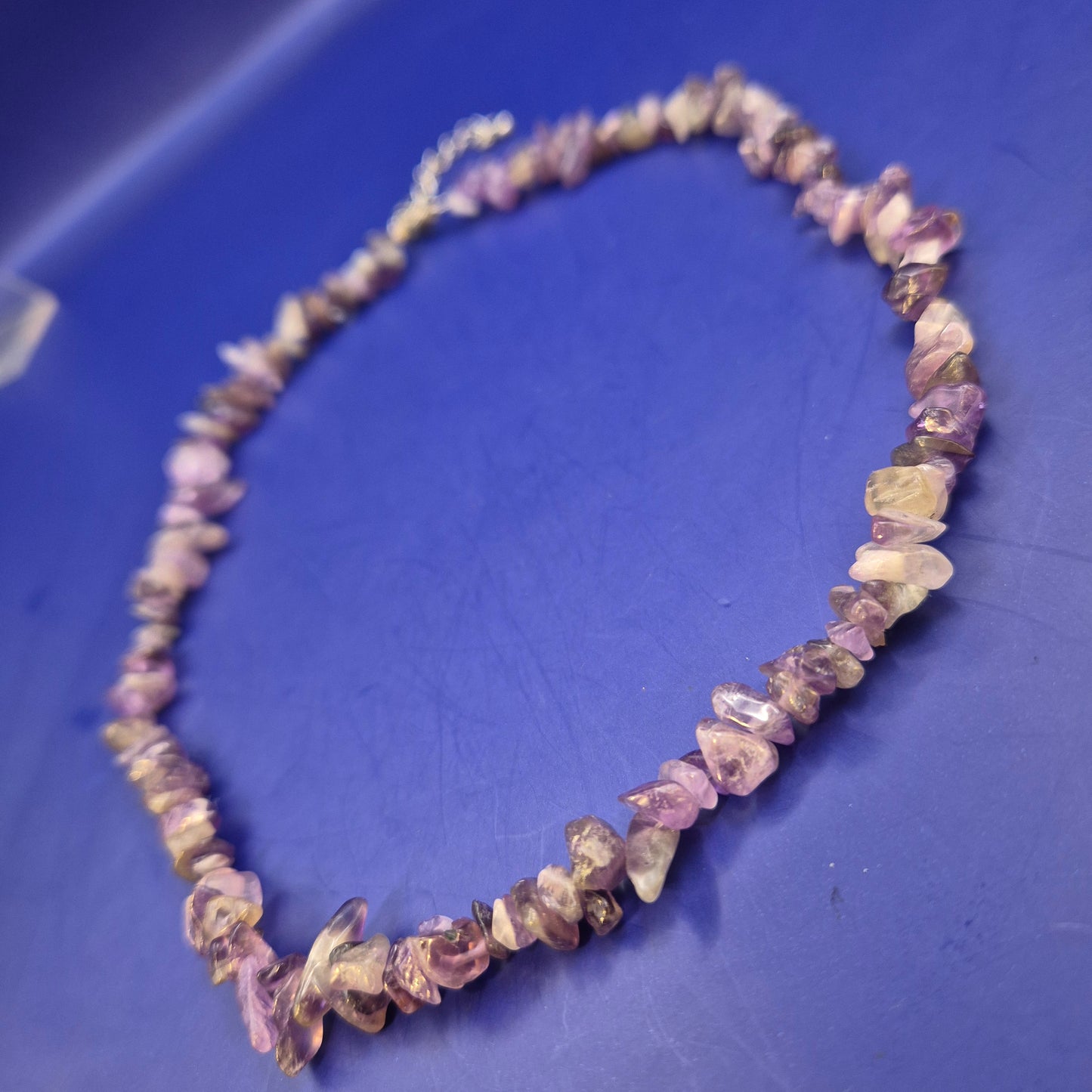 Stilvolle Amethyst Splitterkette – Naturstein Hals Kette in Violett