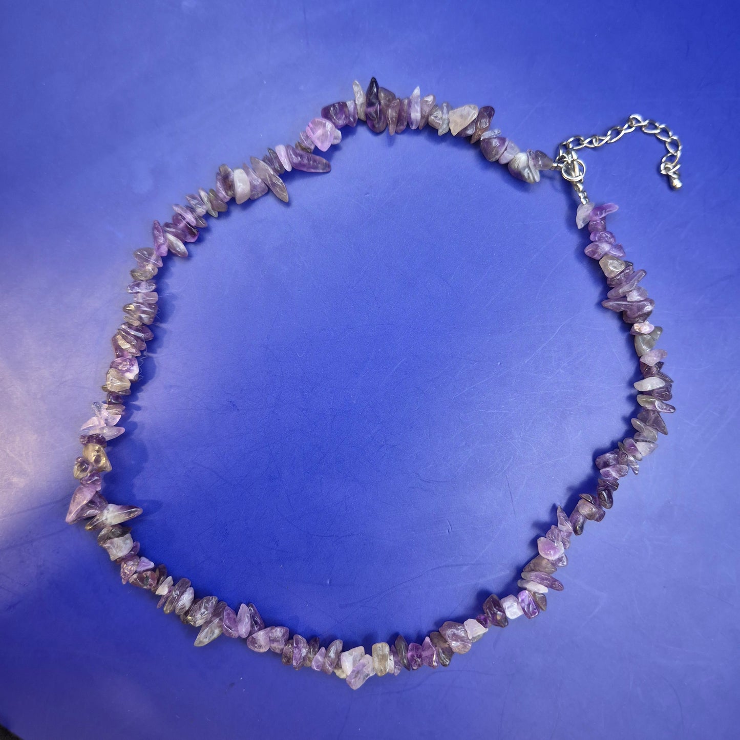 Stilvolle Amethyst Splitterkette – Naturstein Hals Kette in Violett