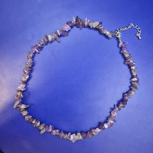 Stilvolle Amethyst Splitterkette – Naturstein Hals Kette in Violett