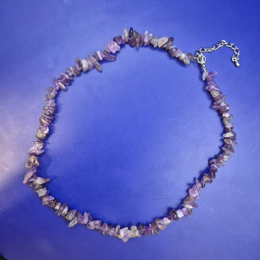 Stilvolle Amethyst Splitterkette – Naturstein Hals Kette in Violett