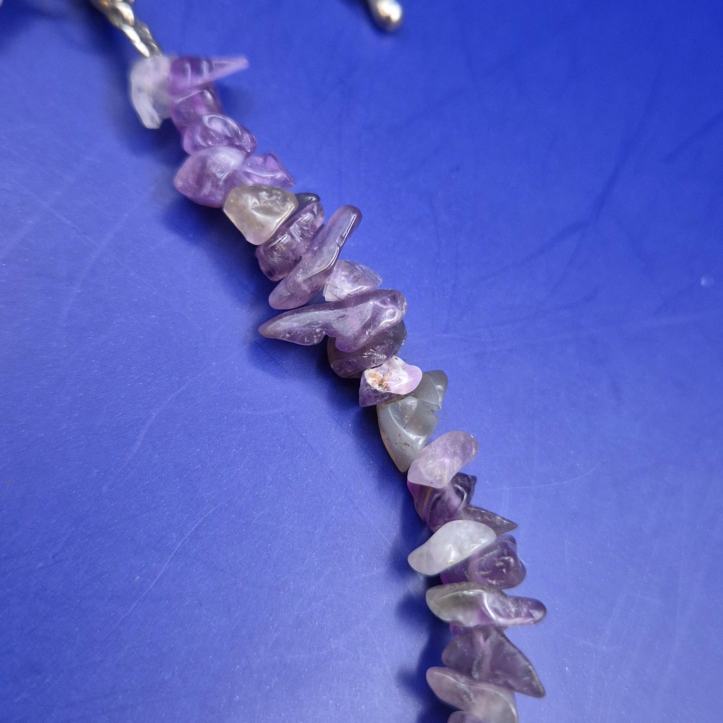 Stilvolle Amethyst Splitterkette – Naturstein Hals Kette in Violett