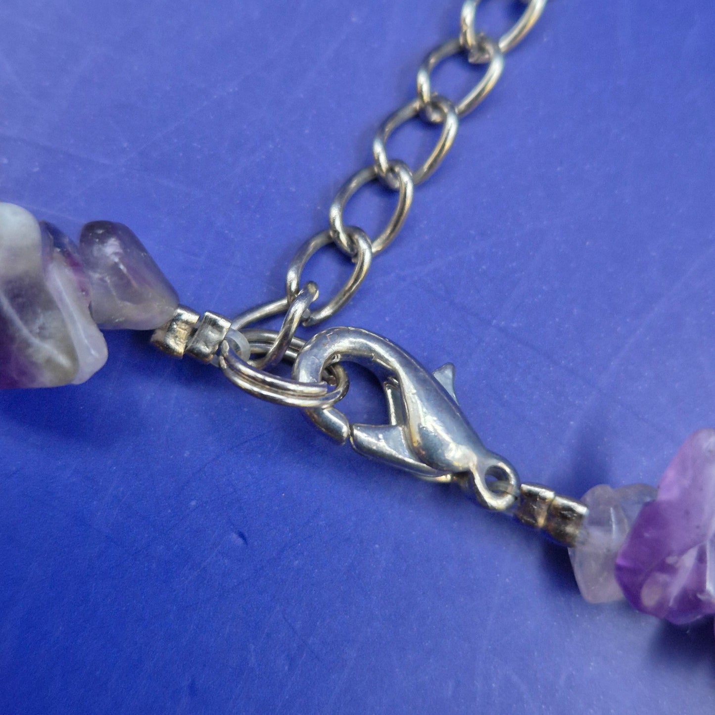 Stilvolle Amethyst Splitterkette – Naturstein Hals Kette in Violett
