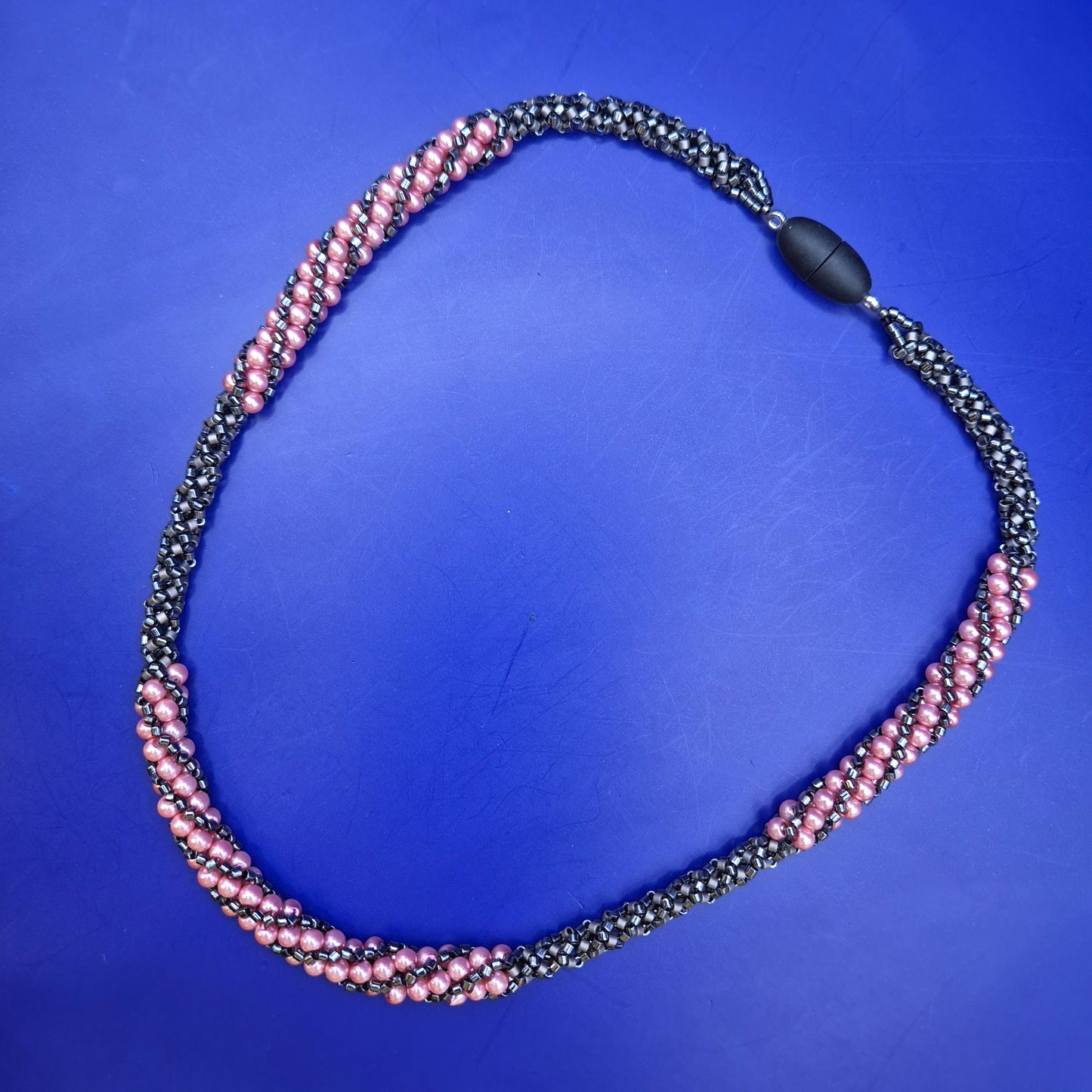 Elegante Vintage Perlenkette mit Spiralmuster und Magnetverschluss