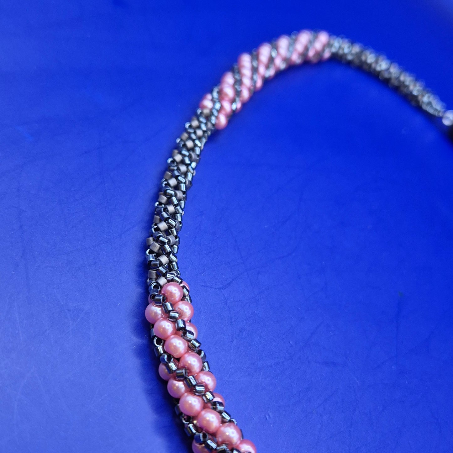 Elegante Vintage Perlenkette mit Spiralmuster und Magnetverschluss