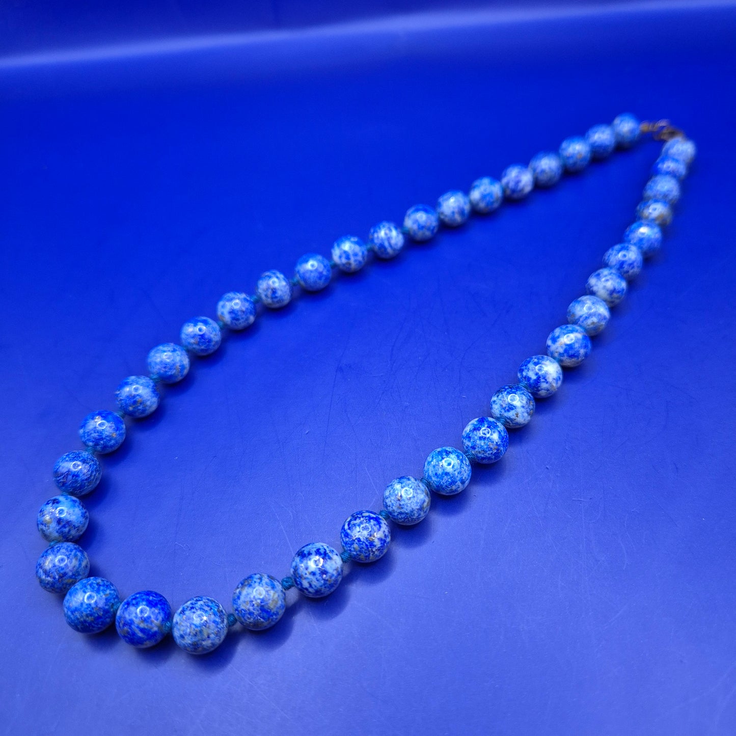 Klassische Perlenkette aus blauem Sodalith Edelstein