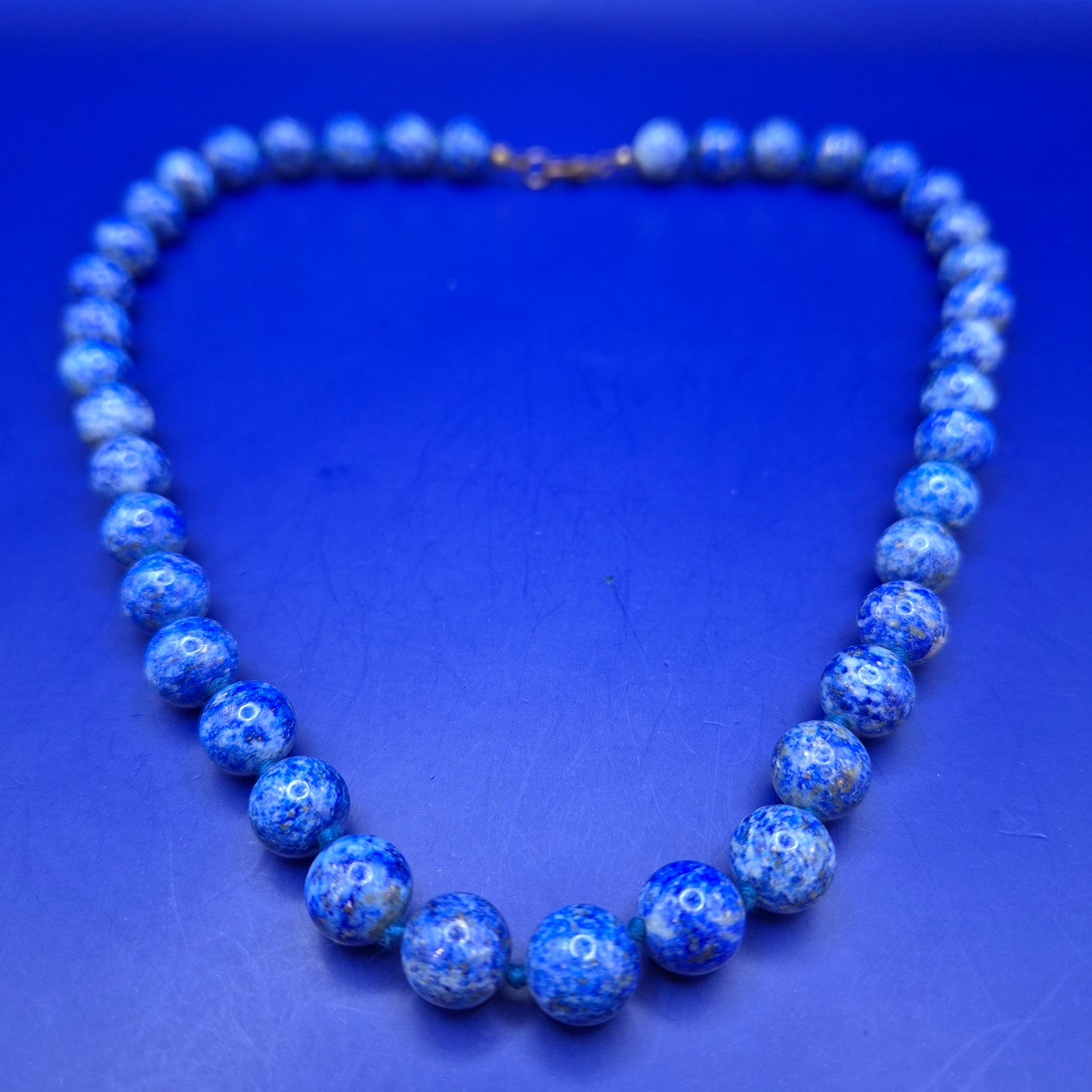Vintage Damen Kette mit blauen Lapis Lazuli Perlen und Karabinerverschluss