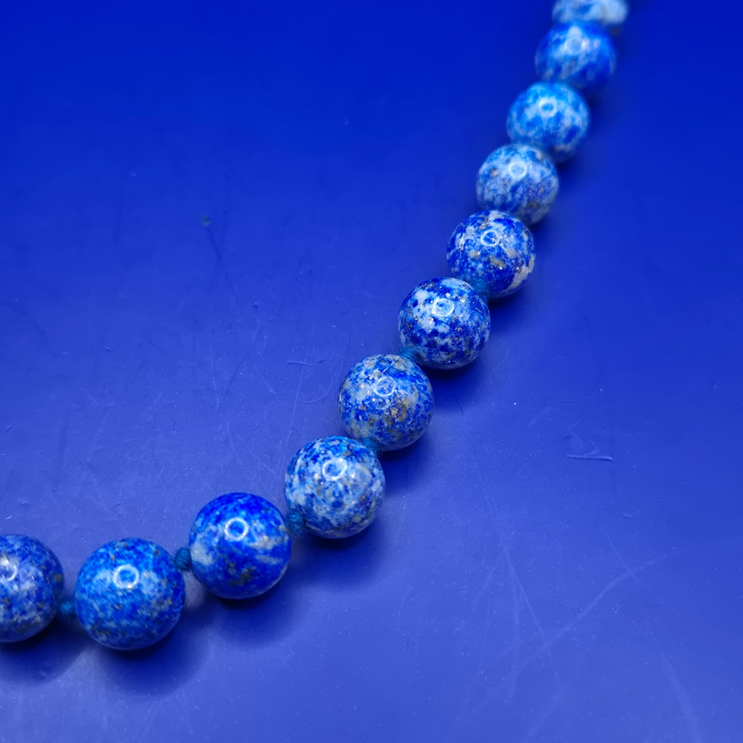 Klassische Perlenkette aus blauem Sodalith Edelstein