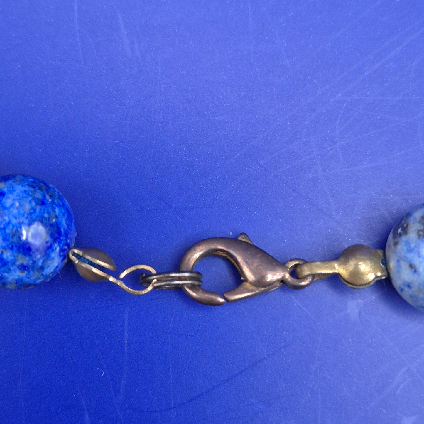 Klassische Perlenkette aus blauem Sodalith Edelstein
