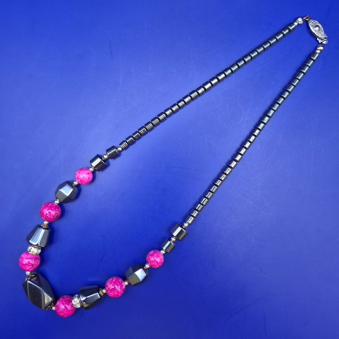 Vintage Halskette mit Hämatit-Stil Perlen und pinken Akzenten