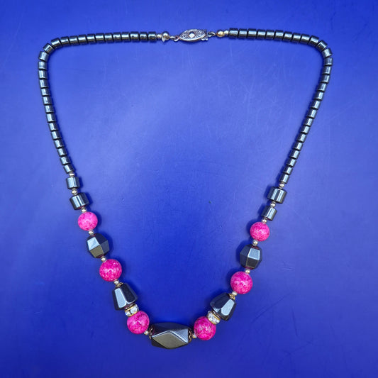 Vintage Halskette mit Hämatit-Stil Perlen und pinken Akzenten