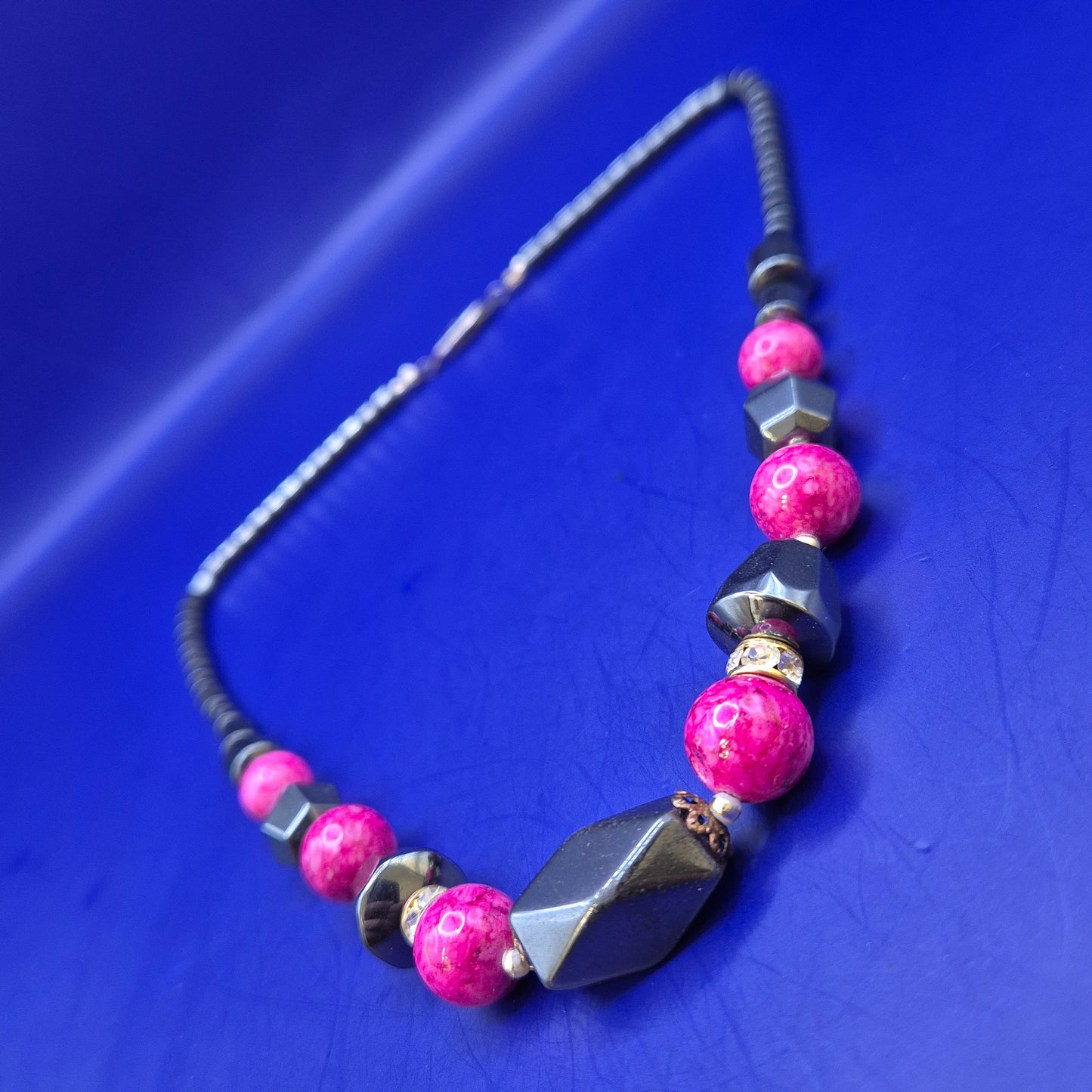 Vintage Halskette mit Hämatit-Stil Perlen und pinken Akzenten