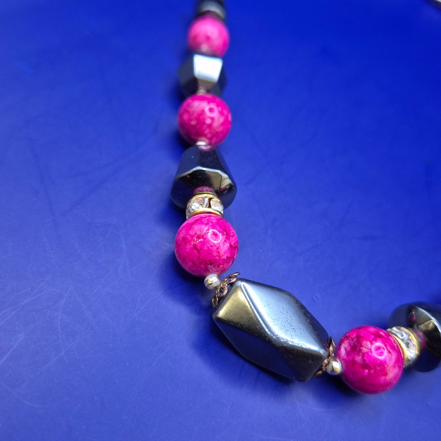 Vintage Halskette mit Hämatit-Stil Perlen und pinken Akzenten