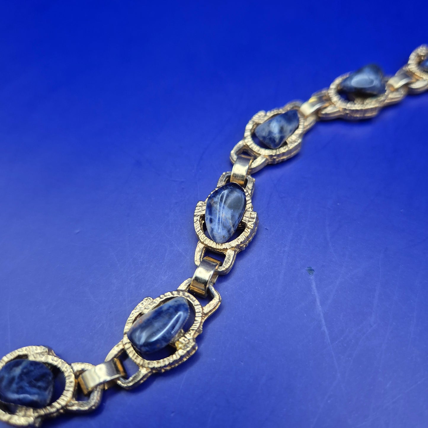 Vintage Armband mit Sodalith Steinen und Gold-Ton Fassung