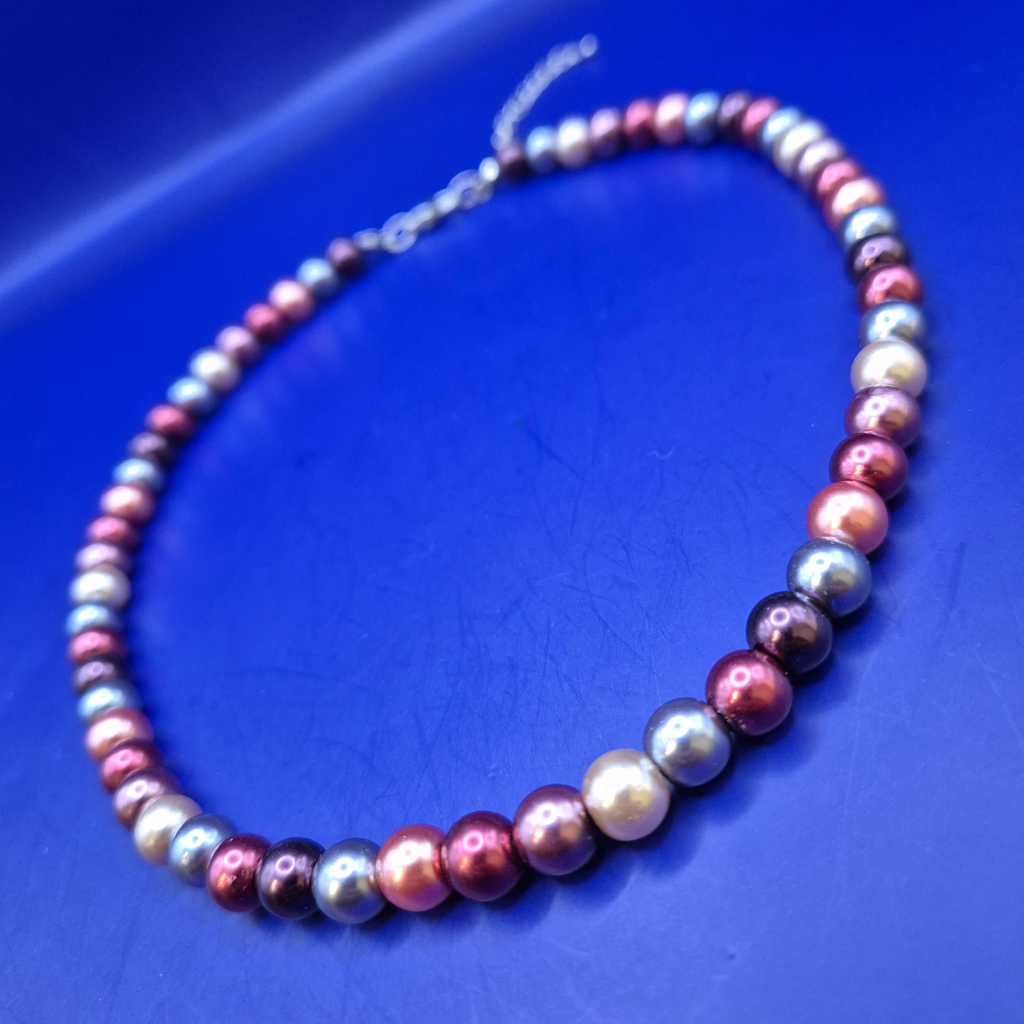 Halskette mit multicolor Süßwasserperlen und Karabinerverschluss