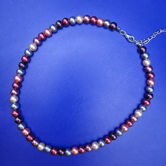 Halskette mit multicolor Süßwasserperlen und Karabinerverschluss