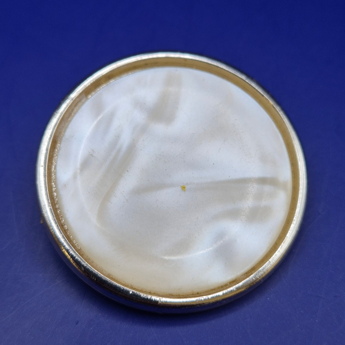 Elegante Vintage Brosche Perlmutt Optik Goldfarben Rund