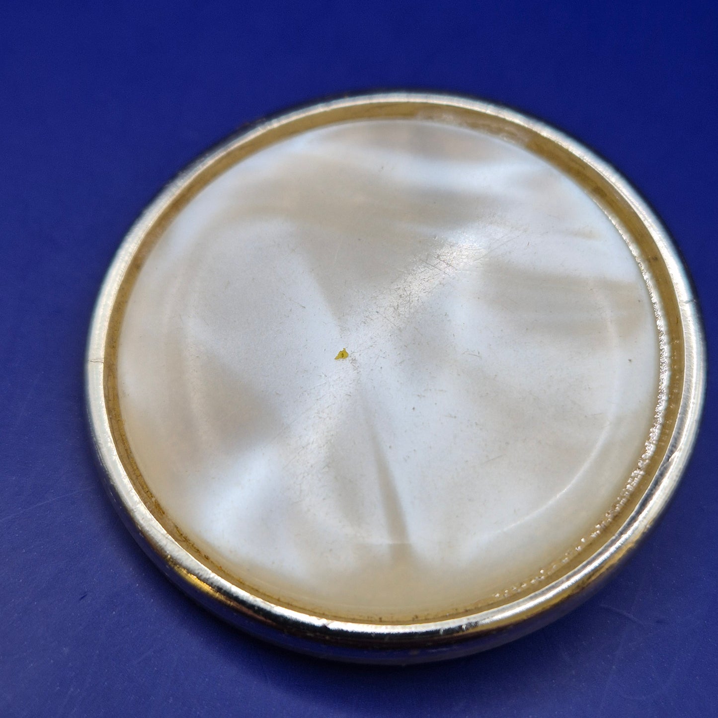 Elegante Vintage Brosche Perlmutt Optik Goldfarben Rund
