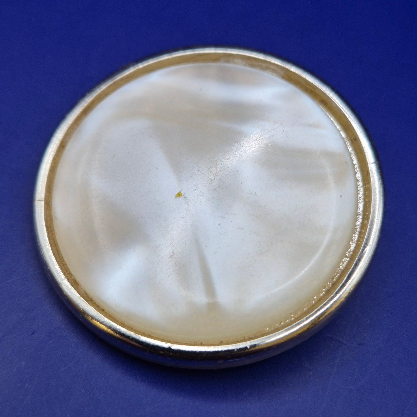 Elegante Vintage Brosche Perlmutt Optik Goldfarben Rund