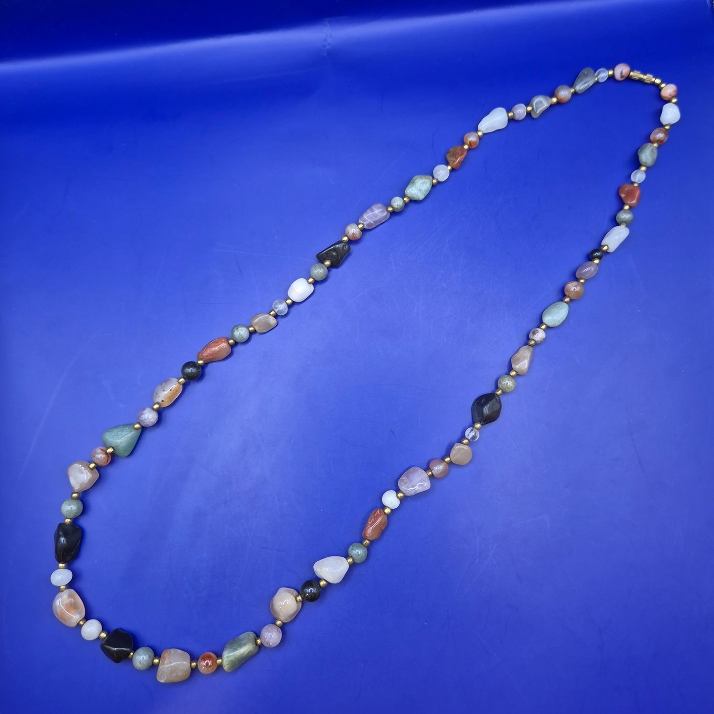 Vintage Kette mit bunten Natursteinperlen und goldenen Akzenten