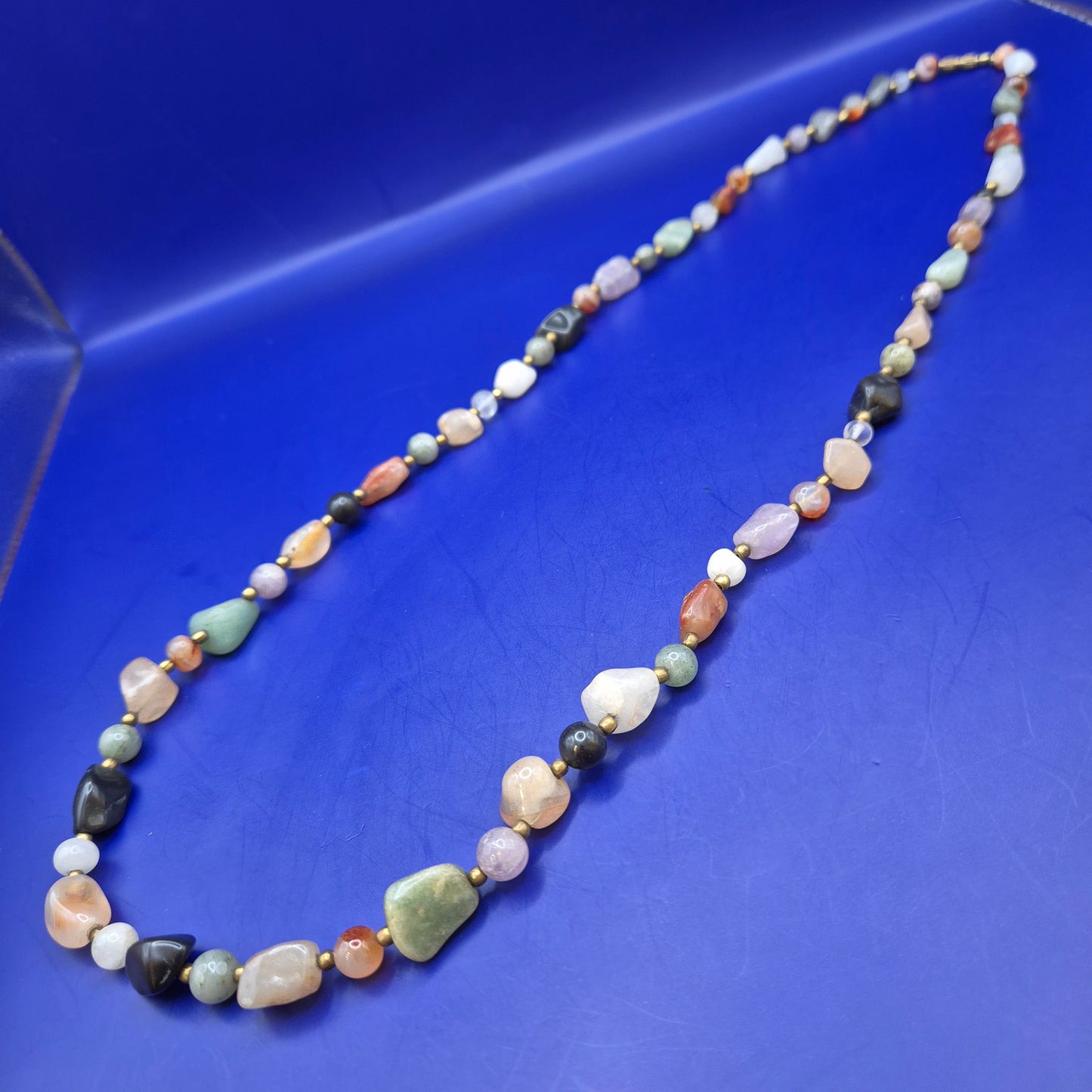 Vintage Kette mit bunten Natursteinperlen und goldenen Akzenten