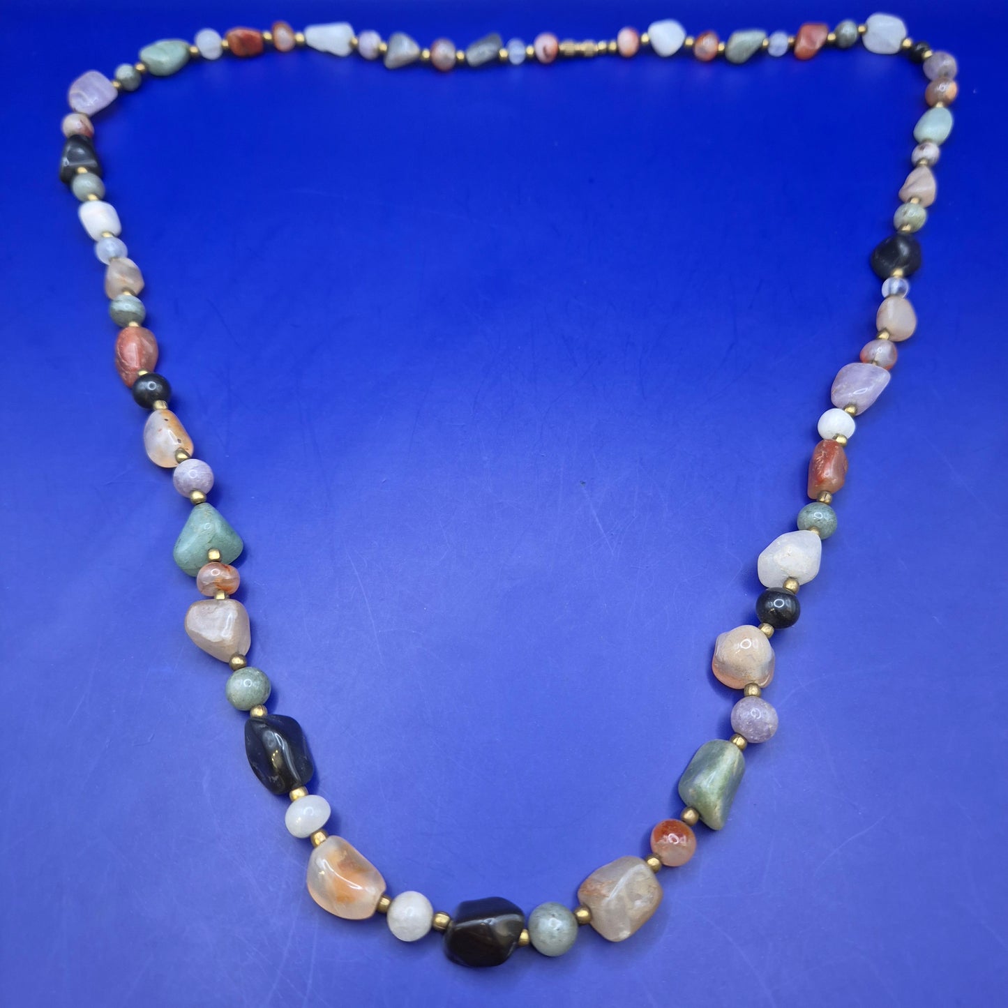 Vintage Kette mit bunten Natursteinperlen und goldenen Akzenten