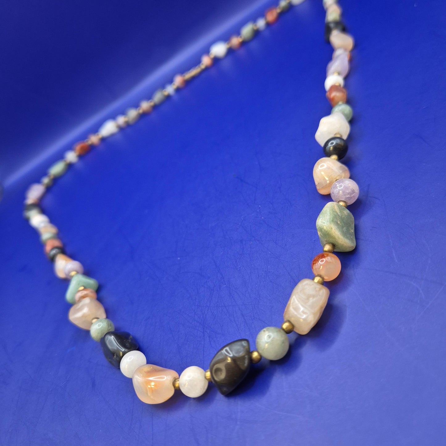 Vintage Kette mit bunten Natursteinperlen und goldenen Akzenten