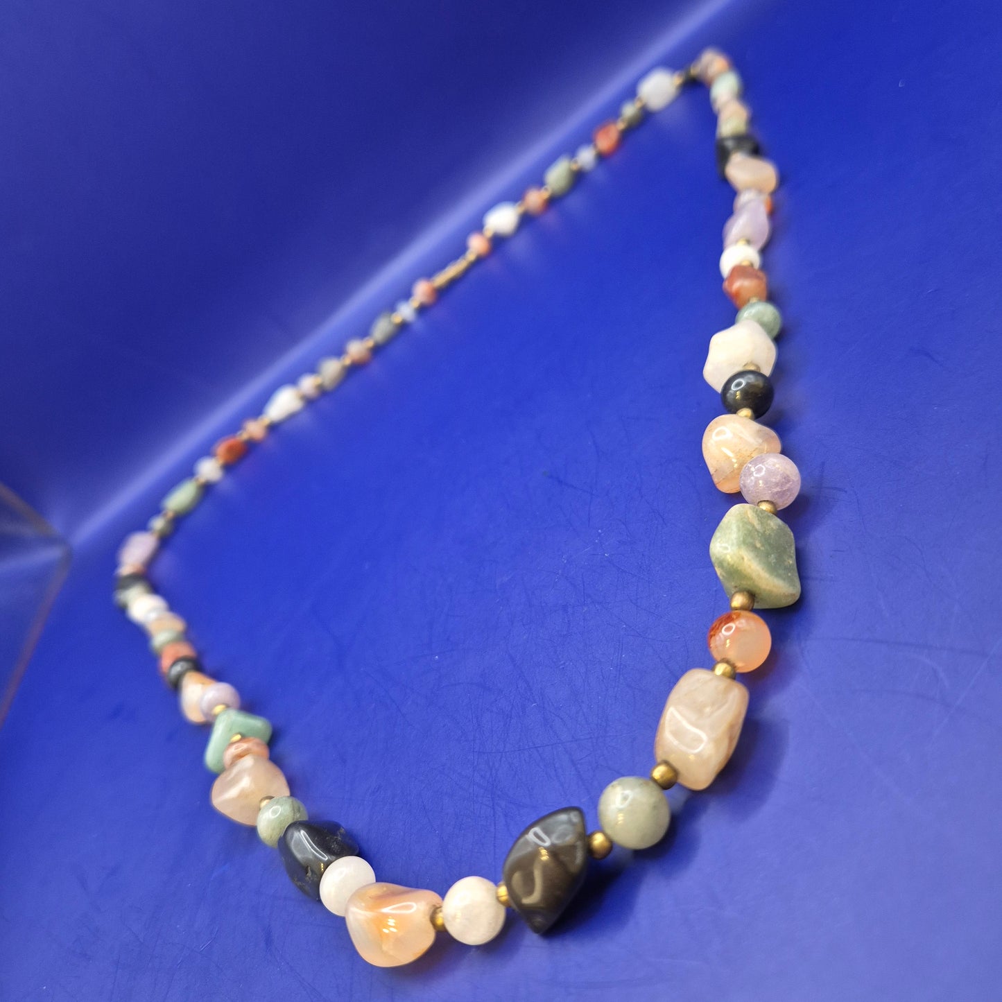 Vintage Kette mit bunten Natursteinperlen und goldenen Akzenten