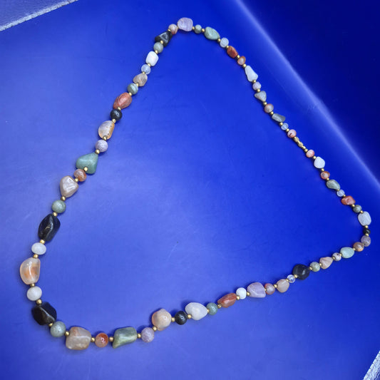 Vintage Kette mit bunten Natursteinperlen und goldenen Akzenten