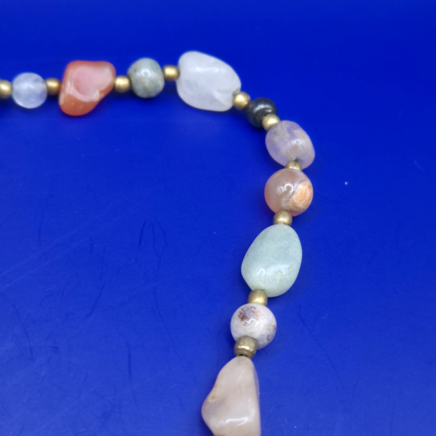 Vintage Kette mit bunten Natursteinperlen und goldenen Akzenten