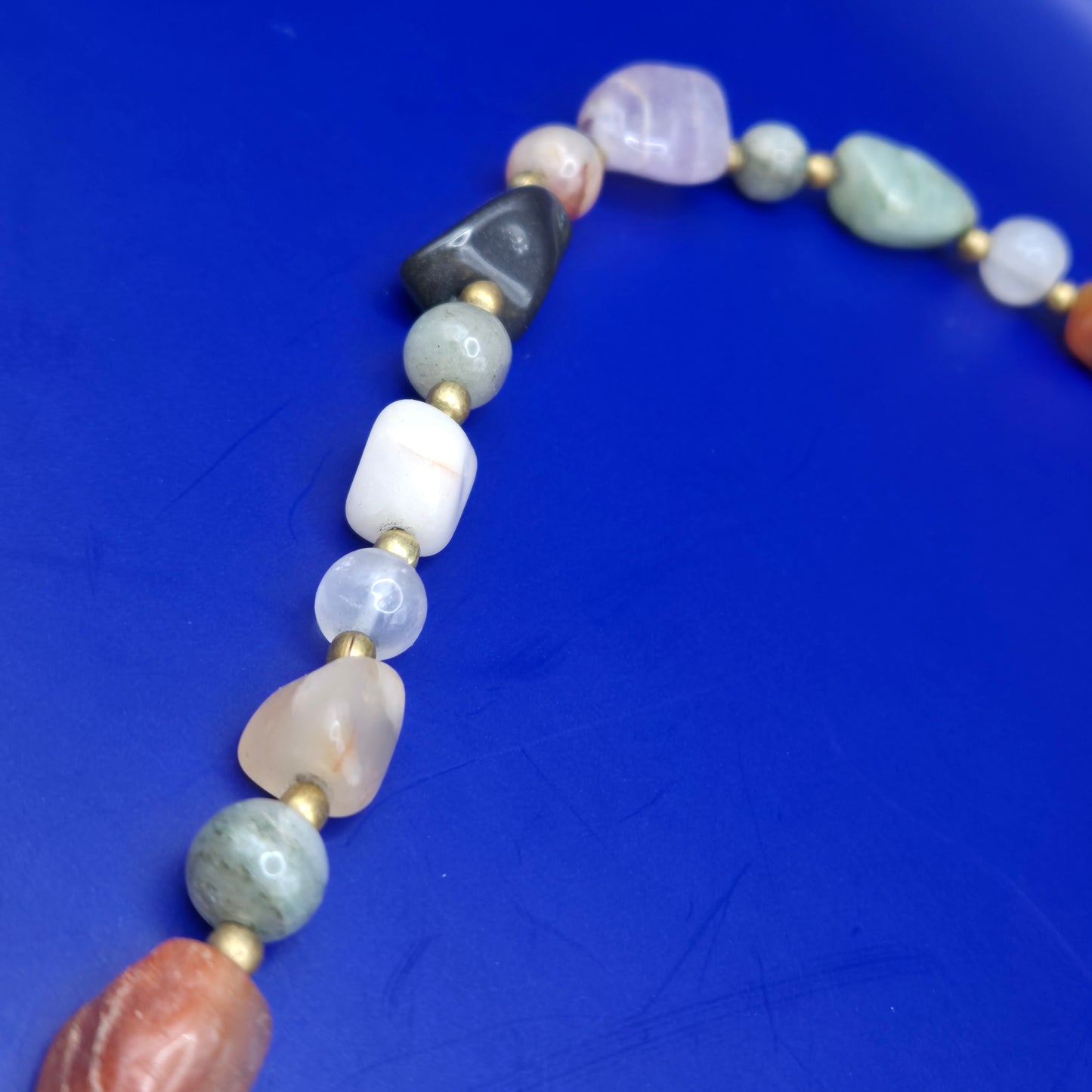 Vintage Kette mit bunten Natursteinperlen und goldenen Akzenten
