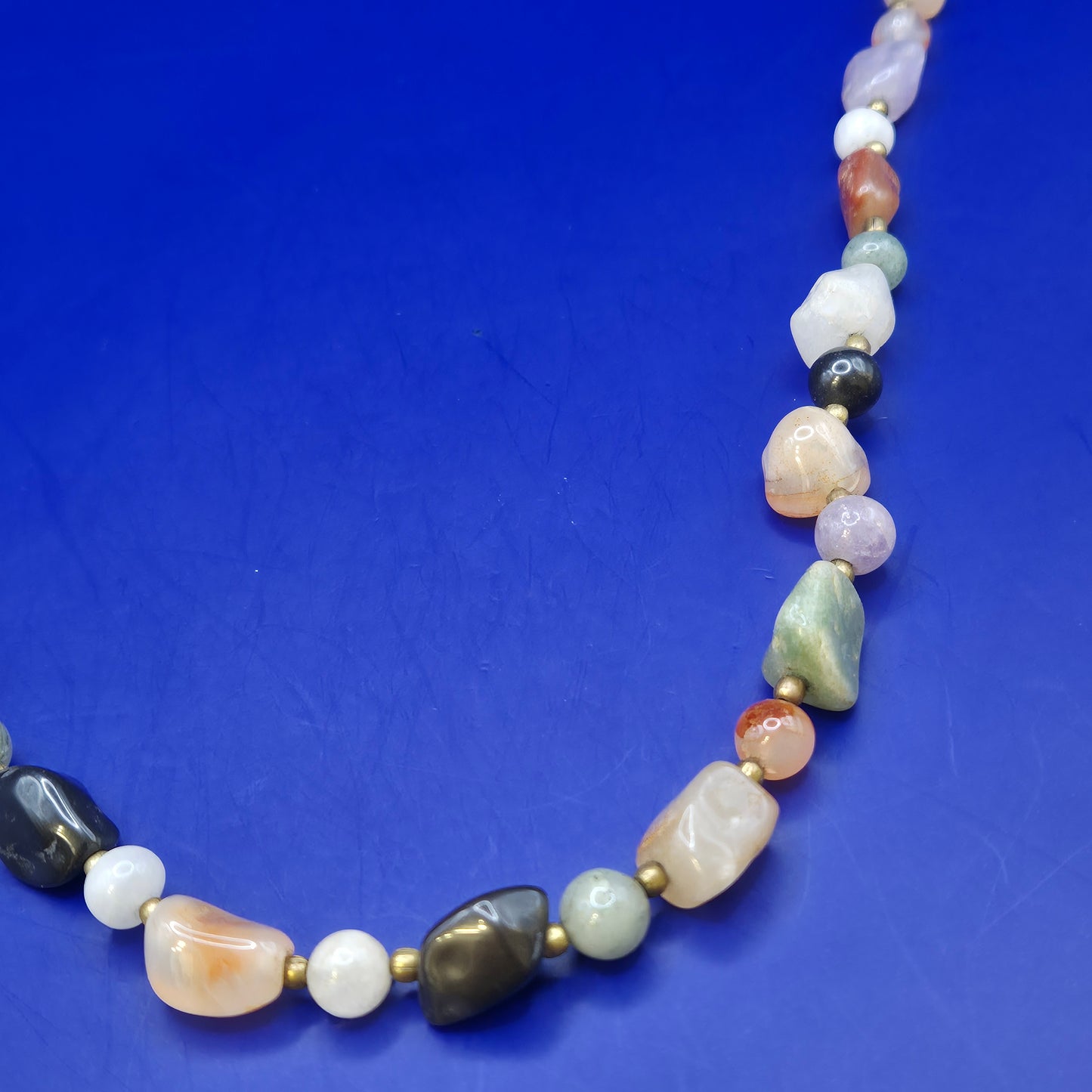 Vintage Kette mit bunten Natursteinperlen und goldenen Akzenten