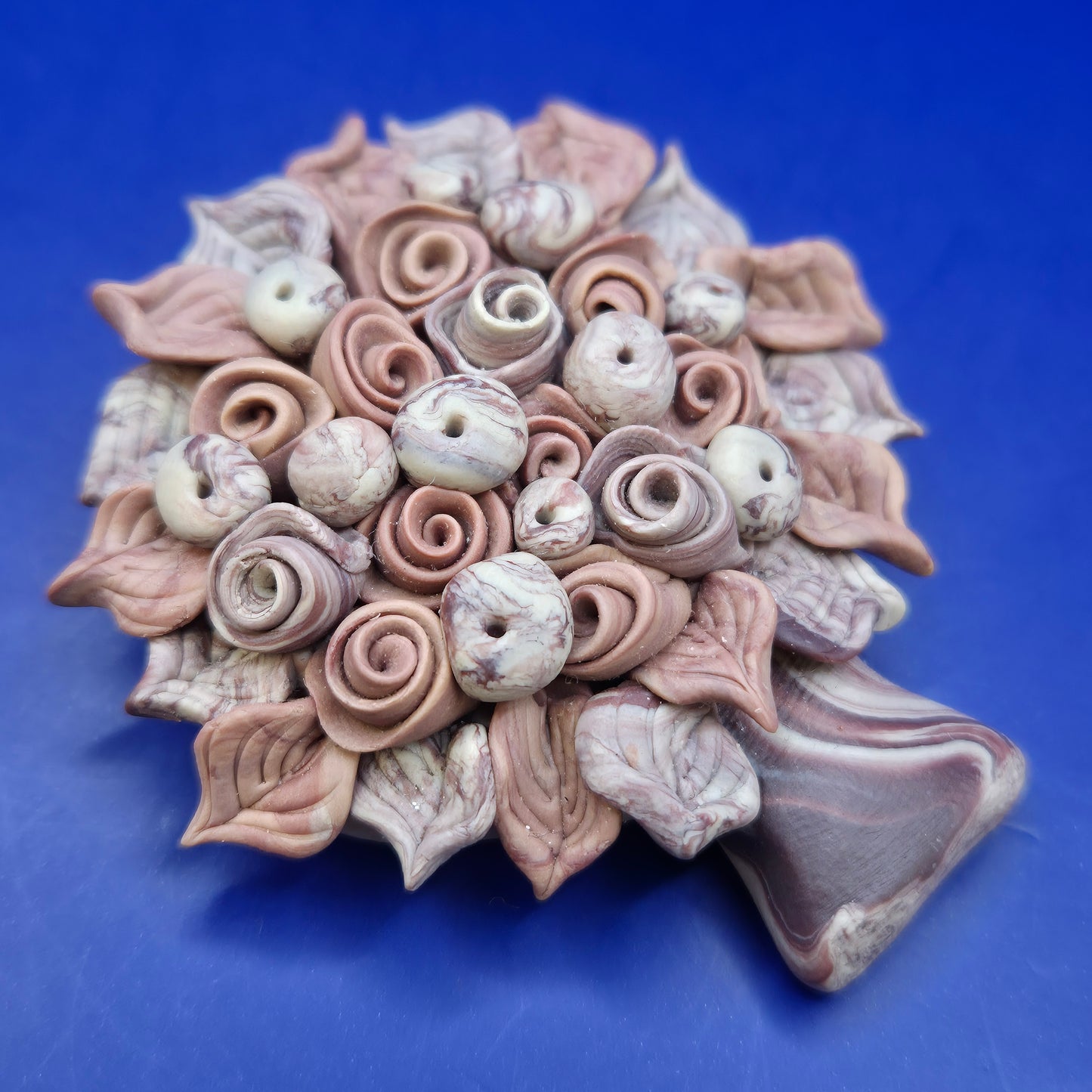 Kunstvolle Vintage Brosche Blüten Blätter Design Rosa Grau Marmor Optik