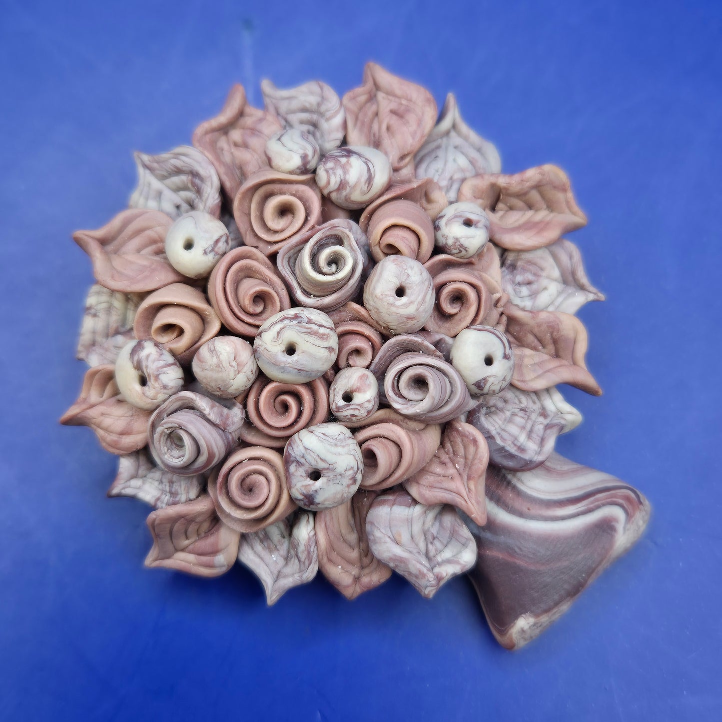 Kunstvolle Vintage Brosche Blüten Blätter Design Rosa Grau Marmor Optik