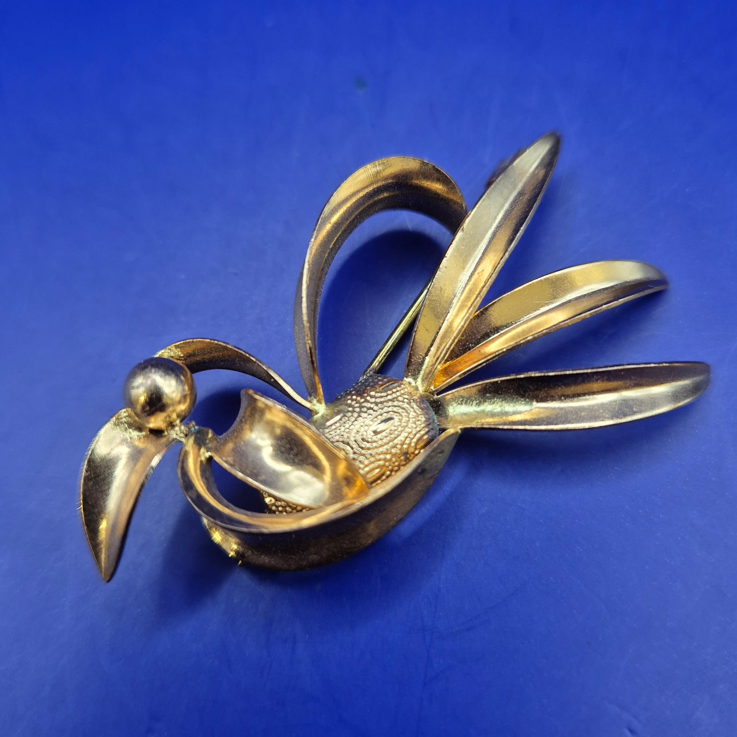 Elegante Vintage Brosche Goldfarben Wellen Design